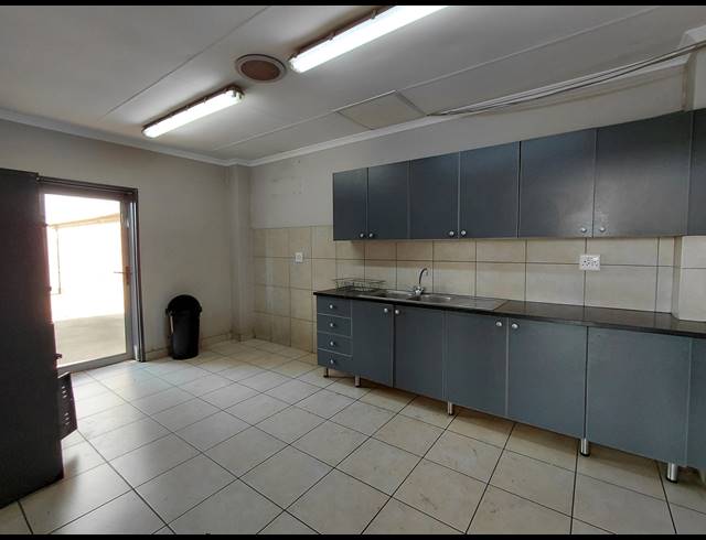 11,694M² WAREHOUSE TO LET IN CLAYVILLE